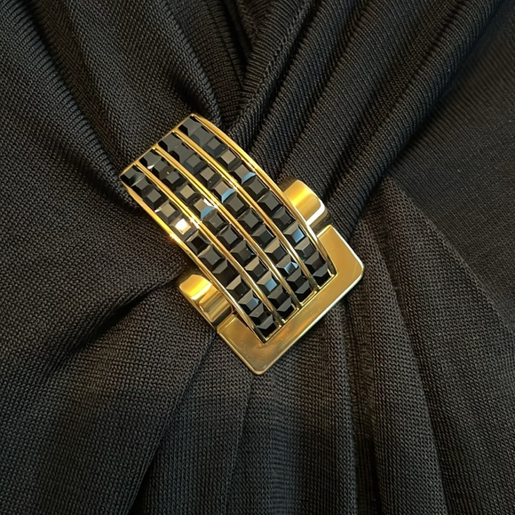 Gucci gorgeous cocktail black dress with gold brooch. Size M in as new condition - Picture 3 of 7